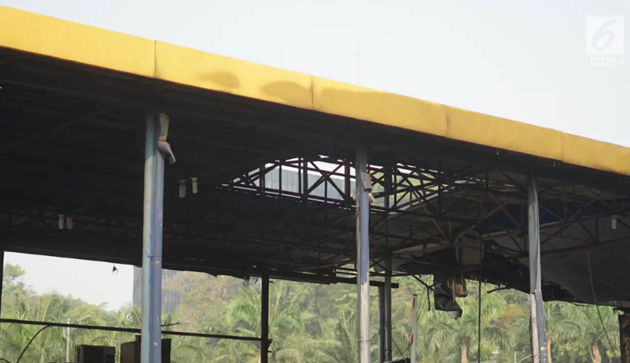 Kondisi Gerbang Pejompongan tol dalam kota yang rusak akibat dibakar massa di Jakarta, Rabu (25/9/2019). Terbakarnya gerbang tol tersebut saat unjuk rasa yang menolak UU KPK dan RUU KUHP di depan gedung DPR Senayan berujung ricuh. (Liputan6.com/Immanuel Antonius)