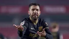 Pemain Barcelona Jordi Alba melakukan selebrasi usai mencetak gol ke gawang Granada pada pertandingan perempat final Copa del Rey di Stadion Los Carmenes, Granada, Spanyol, Rabu (3/2/2021). Barcelona sukses kalahkan Granada 5-3 dan mendapatkan tiket semifinal Copa del Rey. (AP Photo)