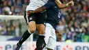 Penyerang Jerman, Mario Gomez (kiri) berebut bola udara dengan  gelandang Perancis, Lassana Diarra pada laga persahabatan di stadion Stade de France, Perancis, (13/11). Perancis menang atas Jerman dengan skor 2-0. (REUTERS/Benoit Tessier)