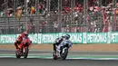 Begitu balapan dimulai, Marc Marquez langsung melesat dan tampil terdepan. (Lillian SUWANRUMPHA/AFP)