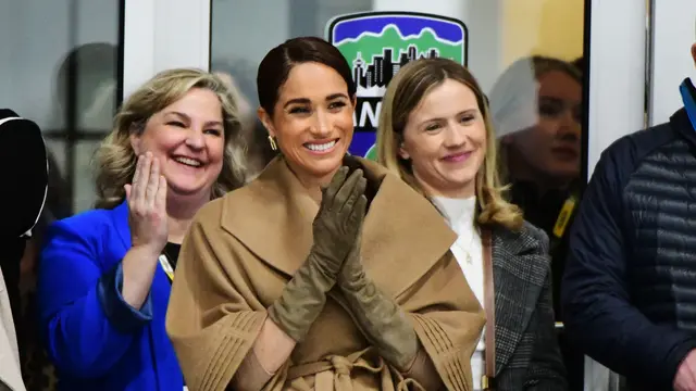 4 Gaya Musim Dingin Meghan Markle Selama Kunjungan ke Kanada Bersama Pangeran Harry, dari Jaket Ski hingga Mantel Unta