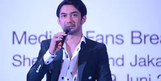 Tidak melulu urusan akting, kali ini Reza Rahadian diminta menjadi pembicara di Indonesian Diaspora Network Global. Saat itu Reza berbicara soal toleransi dalam kehidupan bermasyarakat. (Nurwahyunan/Bintang.com)