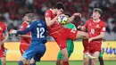 Bermain di Stadion Utama Gelora Bung Karno (SUGBK), Jakarta, pada Jumat 27 Maret 2026, Skuad Garuda menang telak 4-0. Tampak dalam foto, bek Timnas Indonesia, Elkan Baggott (tengah) berusaha mengamankan bola atas saat melawan Saint Kitts and Nevis pada ajang FIFA Series 2026 di Stadion Utama Gelora Bung Karno (SUGBK), Jumat (27/3/2026) malam WIB. (Bola.com/M. Iqbal Ichsan)