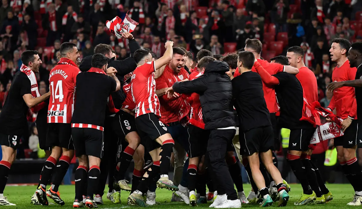 Para pemain Athletic Bilbao merayakan kemenangan mereka pada akhir pertandingan leg kedua semifinal Copa del Rey (Piala Raja) Spanyol melawan Atletico Madrid di Stadion San Mames, Bilbao pada 29 Februari 2024. (ANDER GILLENEA/AFP)