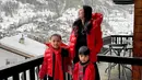 Rachel dan Xabiru kompak mengenakan puffer jacket berwarna merah, sedangkan Chava mengenakan coat panjang yang berwarna merah senada. [Foto: Instagram/rachelvennya]