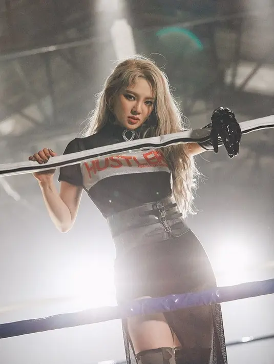 "Sebelum debut, aku selalu beranggapan jika diriku merupakan yang terbaik. Tapi setelah debut, agensi memilih YoonA untuk menjadi center," lanjutnya. (Foto: instagram.com/watasiwahyo)