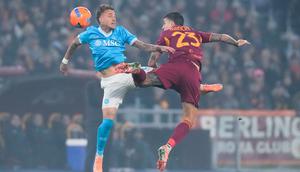 Napoli berhasil meraih kemenangan krusial dalam perburuan gelar Serie A setelah menaklukkan AS Roma 1-0 di Stadio Olimpico, Senin (1/12/2025) dini hari WIB. (AP Photo/Gregorio Borgia)