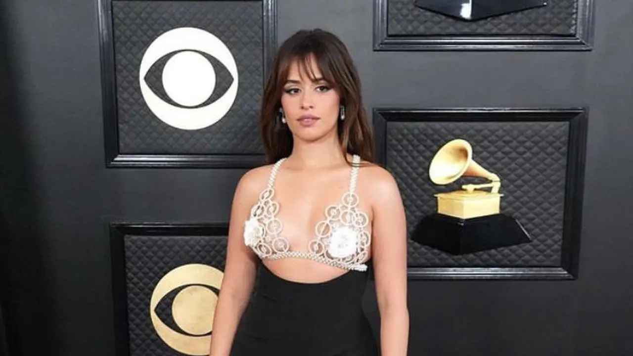 Camila Cabello Kenakan Pearl Bra Top di Grammys 2023