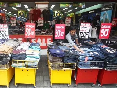 Calon pembeli memilih pakaian di salah satu toko yang memberikan diskon di Pusat Perbelanjaan Pasar Baru, Jakarta, Selasa (21/6). Menjelang Lebaran, Pasar Baru menawarkan berbagai promo dengan diskon yang bervariasi. (Liputan6.com/Immanuel Antonius)