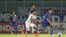 Striker Arema Cronus, Samsul Arif melewati hadangan pemain Bali United pada laga perempat final Piala Presiden 2015 di Stadion Kanjuruhan, Malang, Sabtu (19/9/2015). Arema berhasil menang 2-1 berkat gol Samsul Arif. (Bola.com/Vitalis Yogi Trisna)