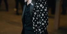 G-Dragong tampil keren dengan jaket wol hitam berhias payet bunga dalam warna hitam dan putih. [chanel]