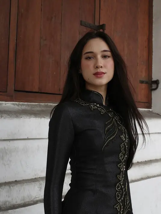 Yasmin Napper tampil anggun mengenakan kebaya hitam kerang tinggi. Kebaya dengan bordiran tersebut dipadukan bawahan kain batik coklat. [@yasminnappe]