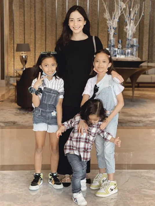 <p>Terakhir, dress hitam pun menjadi outfit paling aman digunakan saat hangout bersama buah hatinya. @ririndwiariyanti</p>