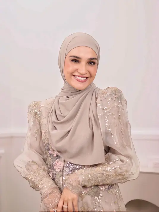 Shireen Sungkar tampil cantik dengan makeup bernuansa kecokelatan yang membaur pas di kulitnya. Outfit manis dipadukan dengan maekup yang senada membuat penampilannya sempurna. [Foto: Instagram/vivithalib]