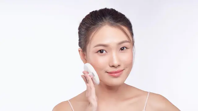 Trik Menggunakan Cushion pada Kulit Bertekstur, Biar Hasil Makeup Makin Flawless