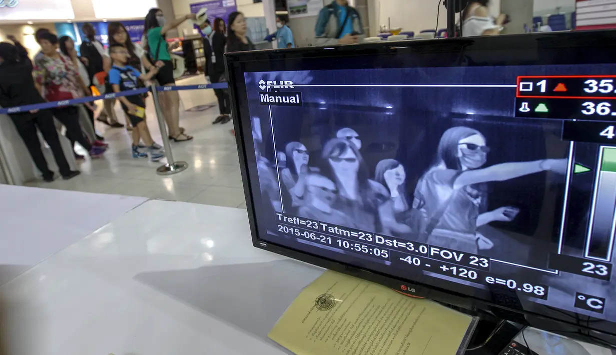 Sebuah monitor terhubung ke pemindai menunjukkan suhu tubuh penumpang yang tiba di Bandara Internasional Bangkok Suvarnabhumi, Thailand, Minggu (21/6/2015). WHO mencatat ada 1.334 kasus MERS di 26 negara. (REUTERS/Kerek Wongsa)
