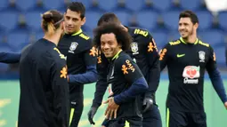 Bek Brasil, Marcelo, tersenyum saat sesi latihan jelang laga persahabatan di Paris, Rabu (8/11/2017). Brasil akan berhadapan dengan Jepang. (AFP/Franck Fife)