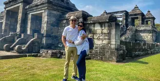 Sekitar satu bulan lalu, Chico dan Citra sempat menghabiskan waktu di Jogja. "With my Roro Jonggrang at Ratu Boko ancient palace," tulis Chico sebagai keterangan foto. (Foto: instagram.com/chicohakim)