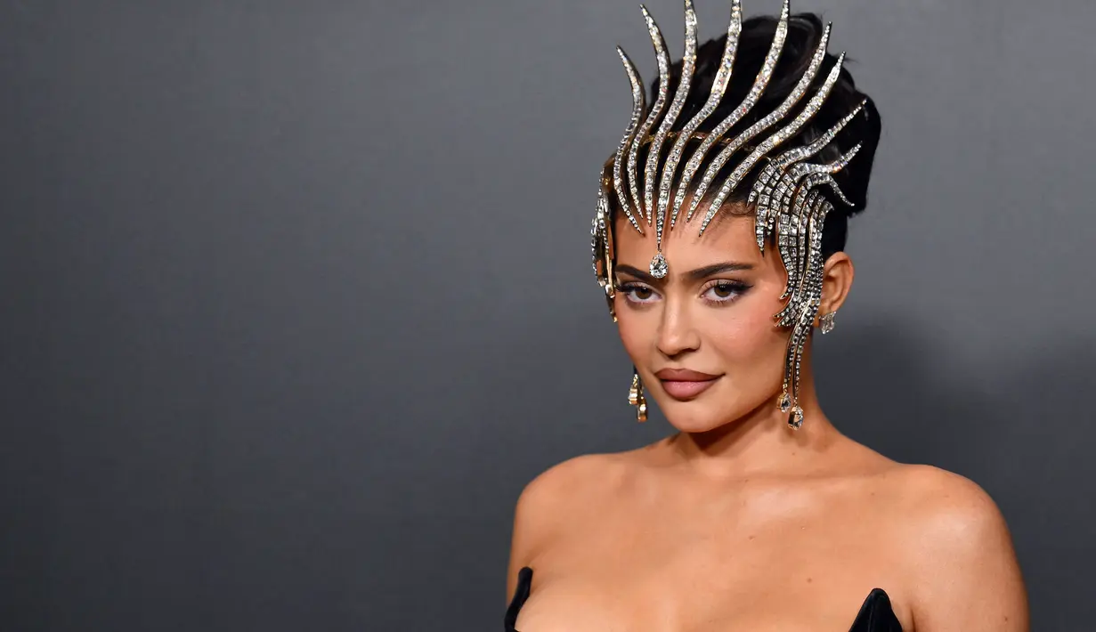 Kylie Jenner tiba pada pembukaan pameran Thierry Mugler: Couturissime di Brooklyn Museum, Brooklyn, New York City, Amerika Serikat, 15 November 2022. Untuk menambah tatapan matanya yang cokelat, si cantik menggunakan eyeliner dan melapisi bulu matanya dengan maskara. (ANGELA WEISS/AFP)