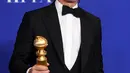 Aktor Brad Pitt berpose saat menghadiri Golden Globes 2020 di Beverly Hills, California, Amerika Serikat, Minggu (5/1/2020). Brad Pitt terpilih sebagai aktor pendukung terbaik di Golden Globes 2020 lewat perannya dalam film 'Once Upon a Time in Hollywood'. (Kevin Winter/Getty Images/AFP)