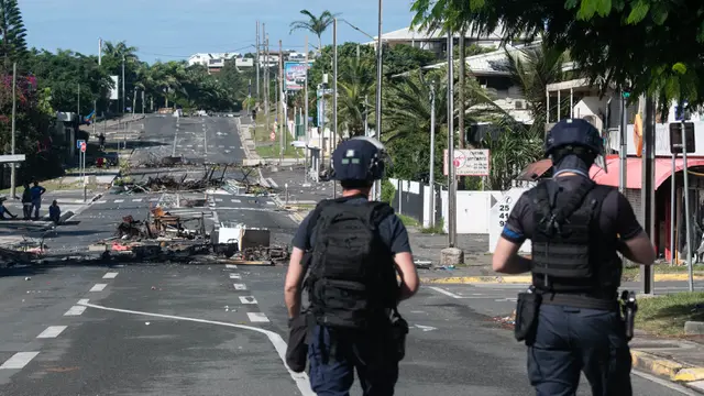 Rusuh Kaledonia Baru, Puing dan Sisa Barang Terbakar Blokir Jalan di distrik Magenta Noumea