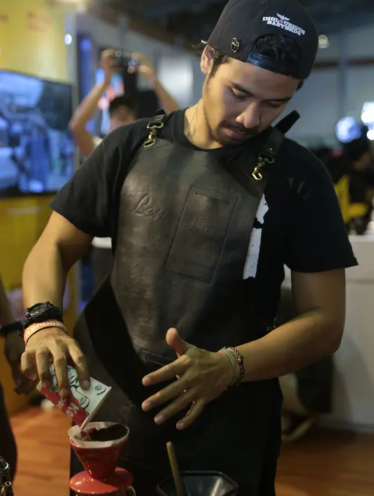 "Memerankan Alam harus senatural mungkin. Deliver-nya enggak bisa tanggung. Kelebihan dikit jadinya over, kalau kurang jadi enggak nyampe," ungkap Chicco Jerikho saat ditemui di Comic Con 2016, Senayan, Sabtu (1/10/2016). (Adrian Putra/Bintang.com)