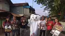 Maskot Piala Dunia 2022, La'eeb berfoto bersama warga saat mengunjungi Dermaga Banjar Raya,  Banjarmasin, Sabtu (29/10/2022). Maskot Piala Dunia 2022 itu berinteraksi dengan warga Banjarmasin untuk menggaungkan semangat Piala Dunia 2022 yang kurang dari sebulan akan digulirkan. (FOTO: Dok. SCM)