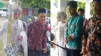 Kolase tangkapan layar video pengantin di Kabupaten Rembang ikuti pelantikan KPPS. (Liputan6.com/Ahmad Adirin)