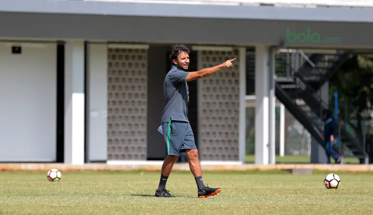 Ekspresi pelatih timnas Indonesia, Luis Milla saat memimpin sesi latihan di Lapangan ABC Senayan, Jakarta (21/2/2018). Latihan ini merupakan persiapan Asian Games 2018. (Bola.com/Nick Hanoatubun)