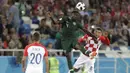 Gelandang Kroasia, Mateo Kovacic, duel udara dengan gelandang Nigeria, Onyinye Ndidi, pada laga Piala Dunia di Stadion Kaliningrad, Rusia, Minggu (17/6/2018). Kroasia menang 2-0 atas Nigeria. (AP/Petr David Josek)