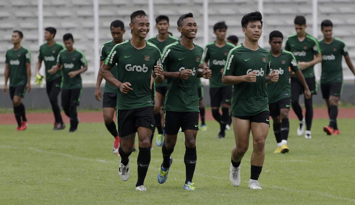 Pemain Timnas Indonesia U-22, Dallen Doke, bersama rekan-rekannya berlari saat latihan di Stadion Madya, Jakarta, Jumat (18/1). Latihan ini merupakan persiapan jelang Piala AFF U-22. (Bola.com/Yoppy Renato)