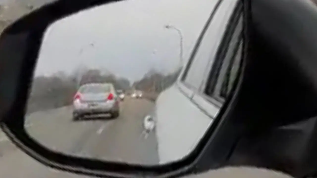 Mobil berjalan mundur di jalan tol