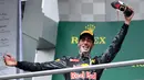 Pembalap Red Bull Daniel Ricciardo menunjukkan sepatu miliknya usai merayakan keberhasilan naik podium pada Grand Prix Formula 1 Jerman, Minggu (31/7). Ricciardo yang menjadi juara kedua meminum sampanye menggunakan sepatunya. (Patrik STOLLARZ / AFP)