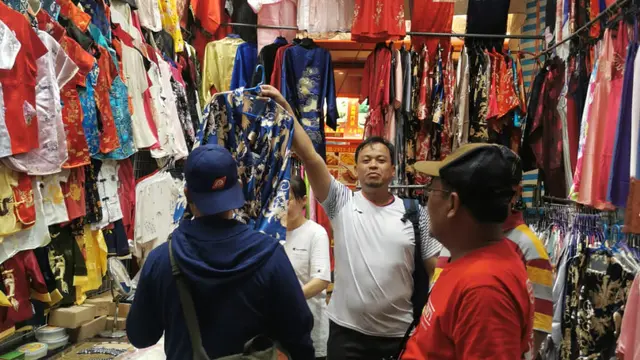 Sejumlah turis asal Indonesia berbelanja di kawasan Ladies Market, Hong Kong. (Liputan6/Benedikta Miranti)
