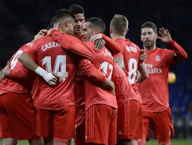 Selebrasi gol pemain Real Madrid usai Karim Benzema mencetak gol pada menit ke-4 pada laga lanjutan La Liga yang berlangsung di stadion Cornellà-El Prat, Espanyol, Senin (28/1). Real Madrid menang 4-2 atas Espanyol. (AFP/Josep Lago)