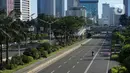 Suasana Jalan MH Thamrin dan Jalan Sudirman di Jakarta, Minggu (24/5/2020). Berbeda dengan hari biasa, kedua jalan protokol tersebut tampak lebih lengang akibat diberlakukannya PSBB yang juga bersamaan dengan Hari Raya Idul Fitri 1441 H. (Liputan6.com/Immanuel Antonius)