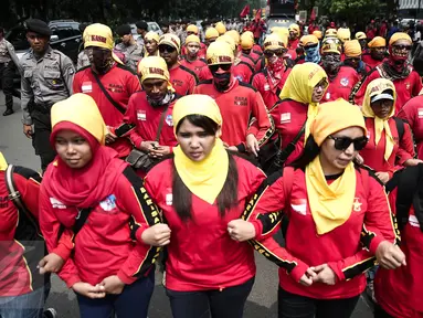 Massa long march menuju Istana Negara dengan membawa spanduk dalam Aksi Nasional Gema Demokrasi di Jakarta, Sabtu (21/5). Aksi Nasional Gema Demokrasi ini untuk memperingati 18 Tahun Reformasi yang jatuh pada 21 Mei.(Liputan6.com/Faizal Fanani)
