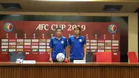 Pelatih Shan United, Aung Naing, dan  Zin Min Tun (pemain) dalam sesi konferensi pers jelang melawan Persija dalam laga terakhir Grup G Piala AFC 2019, Selasa (14/5/2019). (Bola.com/Zulfirdaus Harahap)