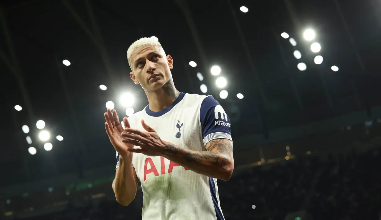 Eksekusi penalti dari Richarlison pada menit ke-53 membawa Tottenham Hotspur unggul. (AP Photo/Ian Walton)