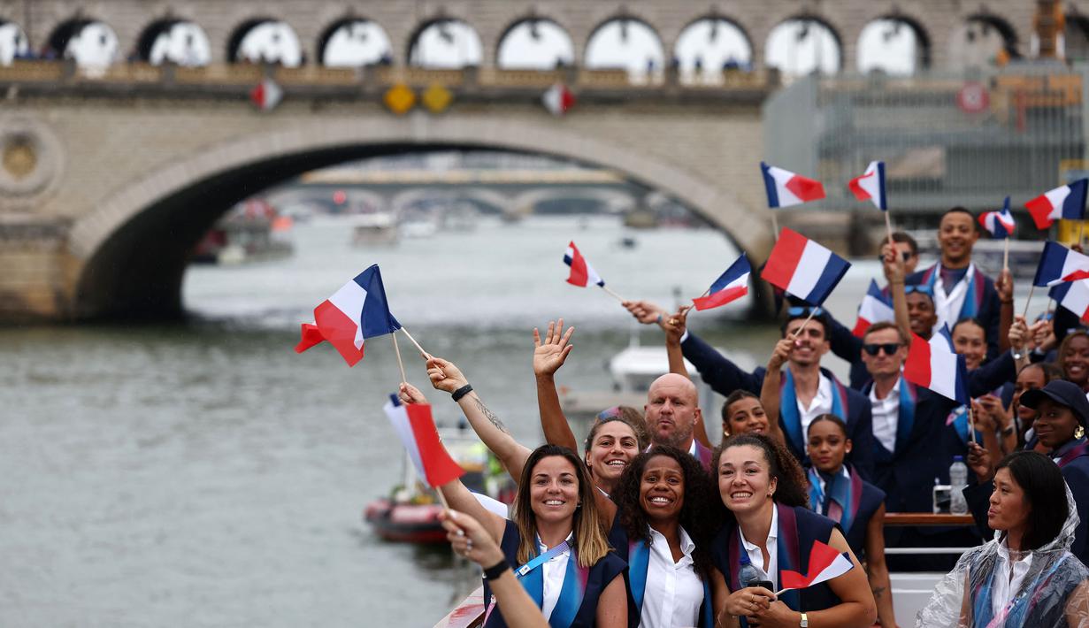 Kontingen Prancis berlayar di atas perahu saat upacara pembukaan Olimpiade Paris 2024 di Sungai Seine, Paris Prancis, 26 Juli 2024. (AFP/Franck Fife)