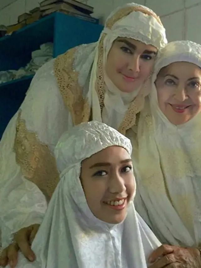 [Bintang] Nia Zulkarnaen dan Mieke Wijaya