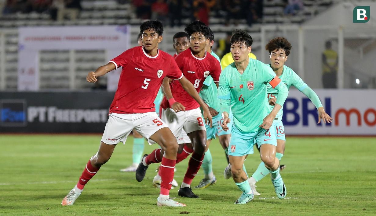 <p>Pemain Timnas Indonesia U-20, Rahmat Syawal (kiri) bersiap menerima bola&nbsp;dibayangi pemain Timnas China U-20 pada laga persahabatan yang berlangsung di Stadion Madya, Senayan, Jakarta, Jumat (22/03/2024). (Bola.com/Abdul Aziz)</p>