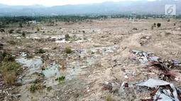 Pantauan udara ratusan rumah terendam lumpur dan tanah di Petobo, Palu, Sulawesi Tengah, Rabu (3/10). Fenomena likuifaksi merupakan hilangnya kekuatan tanah akibat besarnya massa dan volume lumpur yang keluar pasca gempa. (Liputan6.com/Fery Pradolo)