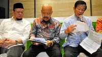 Mantan Ketua Umum PSSI, Agum Gumelar (kanan) didampingi Ketua Umum PSSI La Nyalla Mahmud Matalitti (kiri) mengeluarkan sikap terkait situasi sepak bola tanah air saat ini, di kantor PSSI, Senayan, Jakarta, Kamis (25/6/2015). (Liputan6.com/Yoppy Renato)