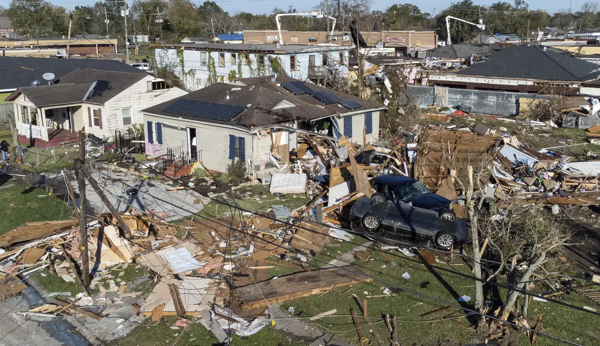 Pemandangan dari udara ini menunjukkan kerusakan akibat tornado di rumah Harris di Tita Street di Algiers, sebuah lingkungan di New Orleans, Kamis (15/12/2022). Ribuan orang di Louisiana kehilangan aliran listrik usai terjangan badai. (David Grunfeld/The Times-Picayune/The New Orleans Advocate via AP)