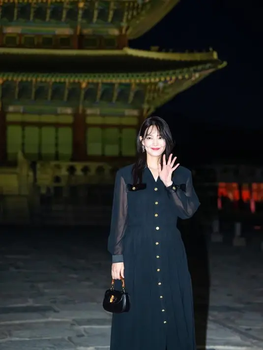 Global ambassador Gucci lainnya Shin Min Ah pancarkan pesona elegan kenakan dress hitam.  [Twitter/theseoulstory].