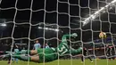 Proses terjadinya gol yang dicetak bek West Ham, Angelo Ogbonna, ke gawang Manchester City pada laga Premier League di Stadion Etihad, Manchester, Minggu (3/11/2017). City menang 2-1 atas West ham. (AFP/Oli Scarff)