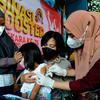 Seorang anak disuntik vaksin COVID-19 saat vaksinasi yang diselenggarakan Polsek Pasar Minggu, dalam rangka HUT Bhayangkara Ke-76 di Balai RW 02, Jati Padang, Jakarta Selatan, selasa (28/6/20222). (merdeka.com/Arie Basuki)