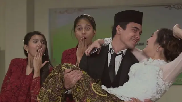 Tampak pula adegan Erdin menggendong Jennifer, yang masing-masing berperan sebagai Bastian dan Nagita.