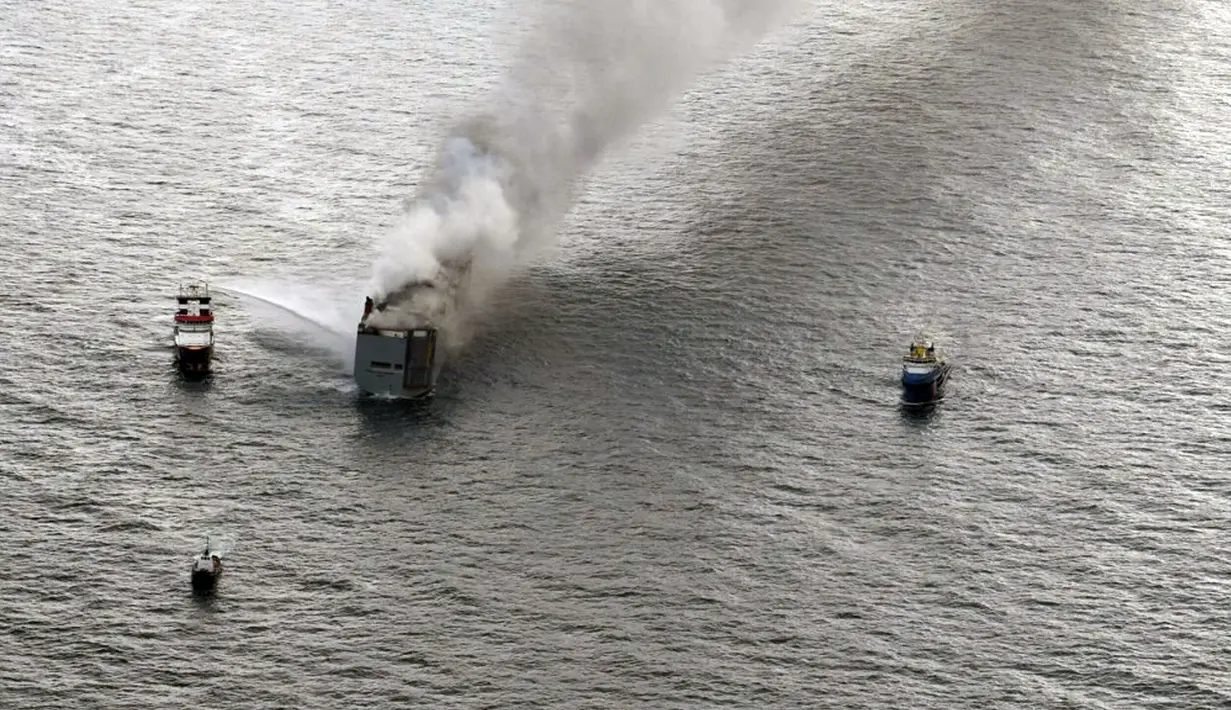 Kapal sepanjang 199 meter itu sedang dalam perjalanan dari Jerman ke Mesir. (Handout/Netherlands Coastguards/AFP)